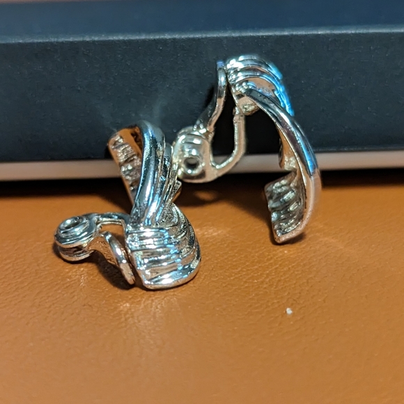 Napier clip on earrings - Picture 3 of 3